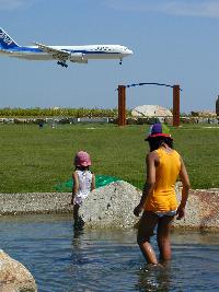 Silent space in front of landing airplane